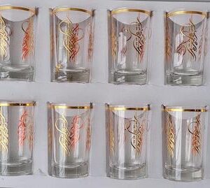 Verres délicats avec calligraphie embellie