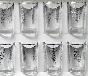 Verres modernes avec motifs argentés et écriture